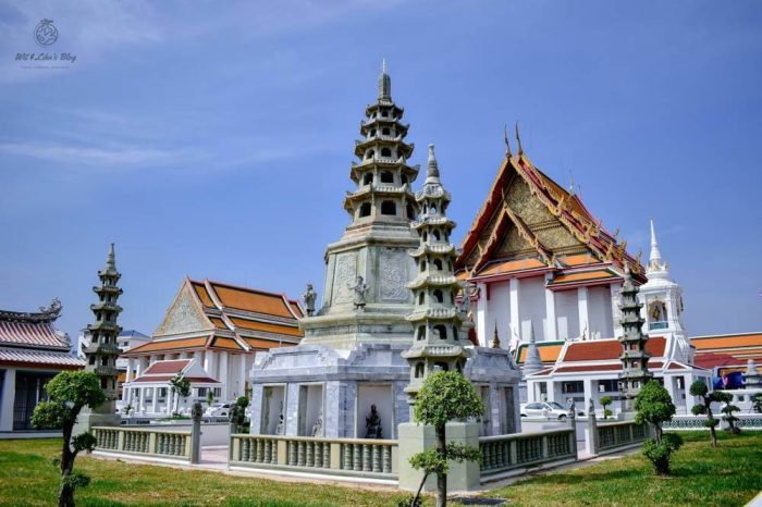Wat Kanlayanamit - 1 of 5 riverside temples in Bangkok
